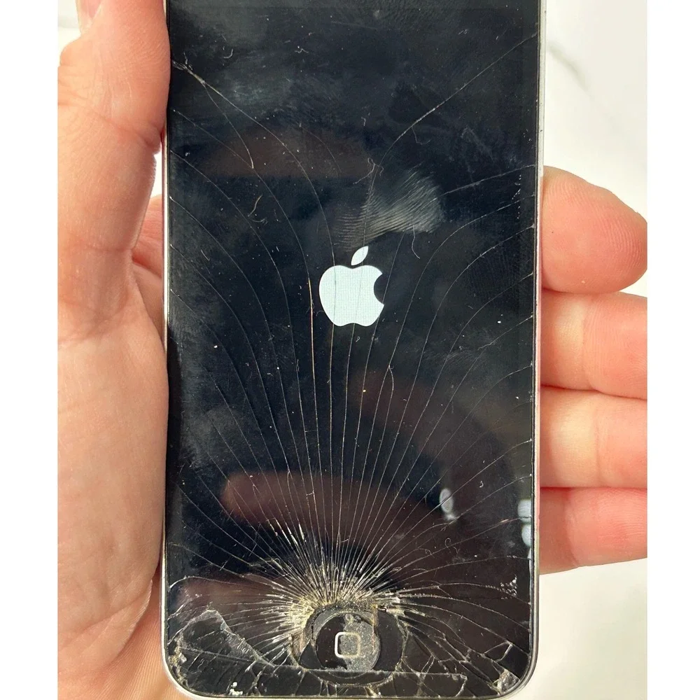 Apple iPod Touch 5th Generation 16GB Silver (A1509) Parts Only Cracked Turns On‎